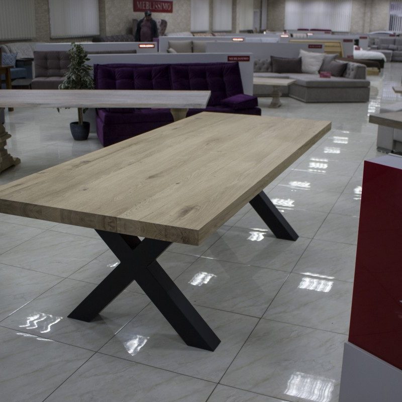 Table en bois avec des jambes en métal