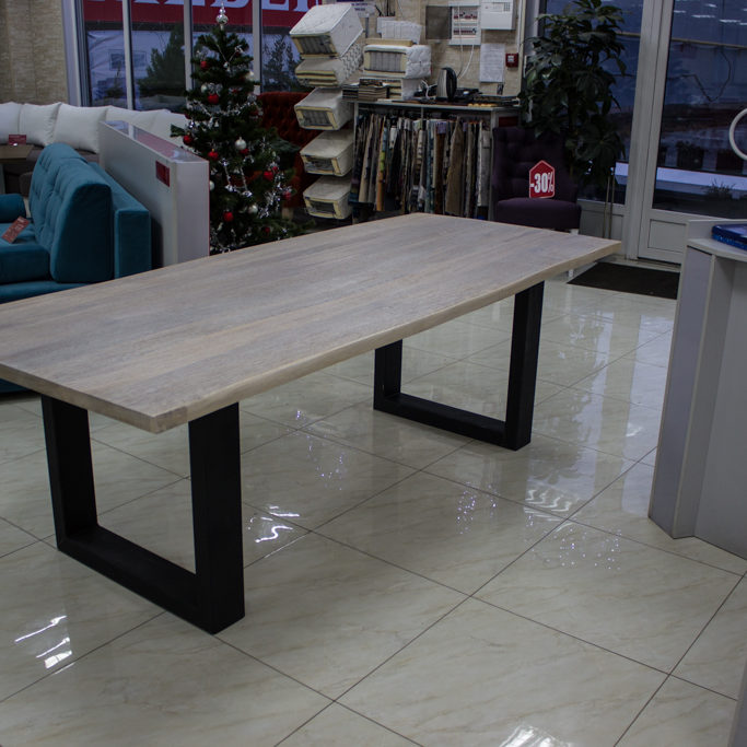 Table en bois avec des jambes en métal droites