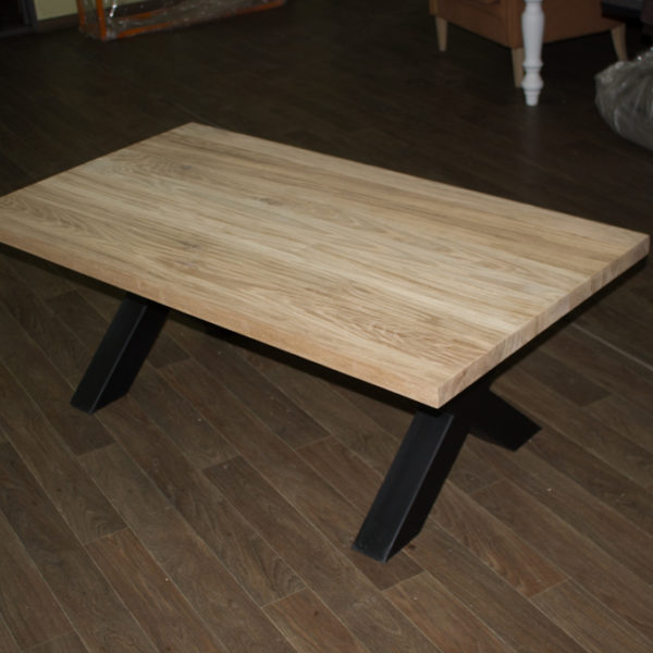 table basse en chêne avec des pattes en métal