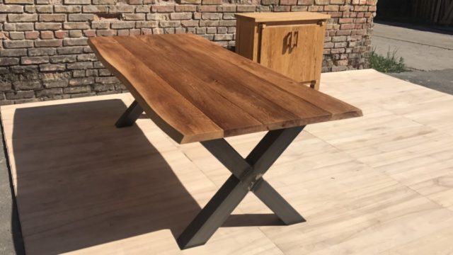 Table à manger extérieure avec pieds en métal